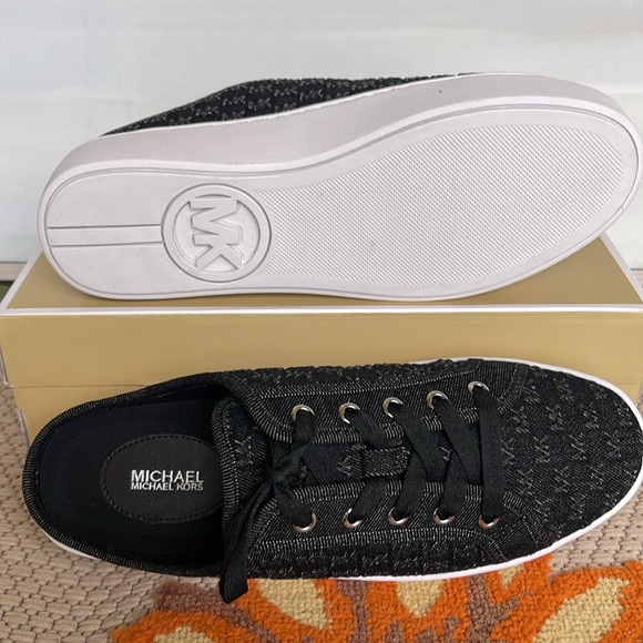 Michael Kors POPPY SLIDE SNEAKER MK DEBOSSED WASHED DENIM
49T4POFP3D Platforms - Picture 4 of 16